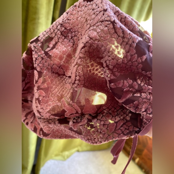 Guess Brand Renaissance Inspired Velvet Blouse, Floral, Purple, Cold Shoulder - Picture 6 of 17